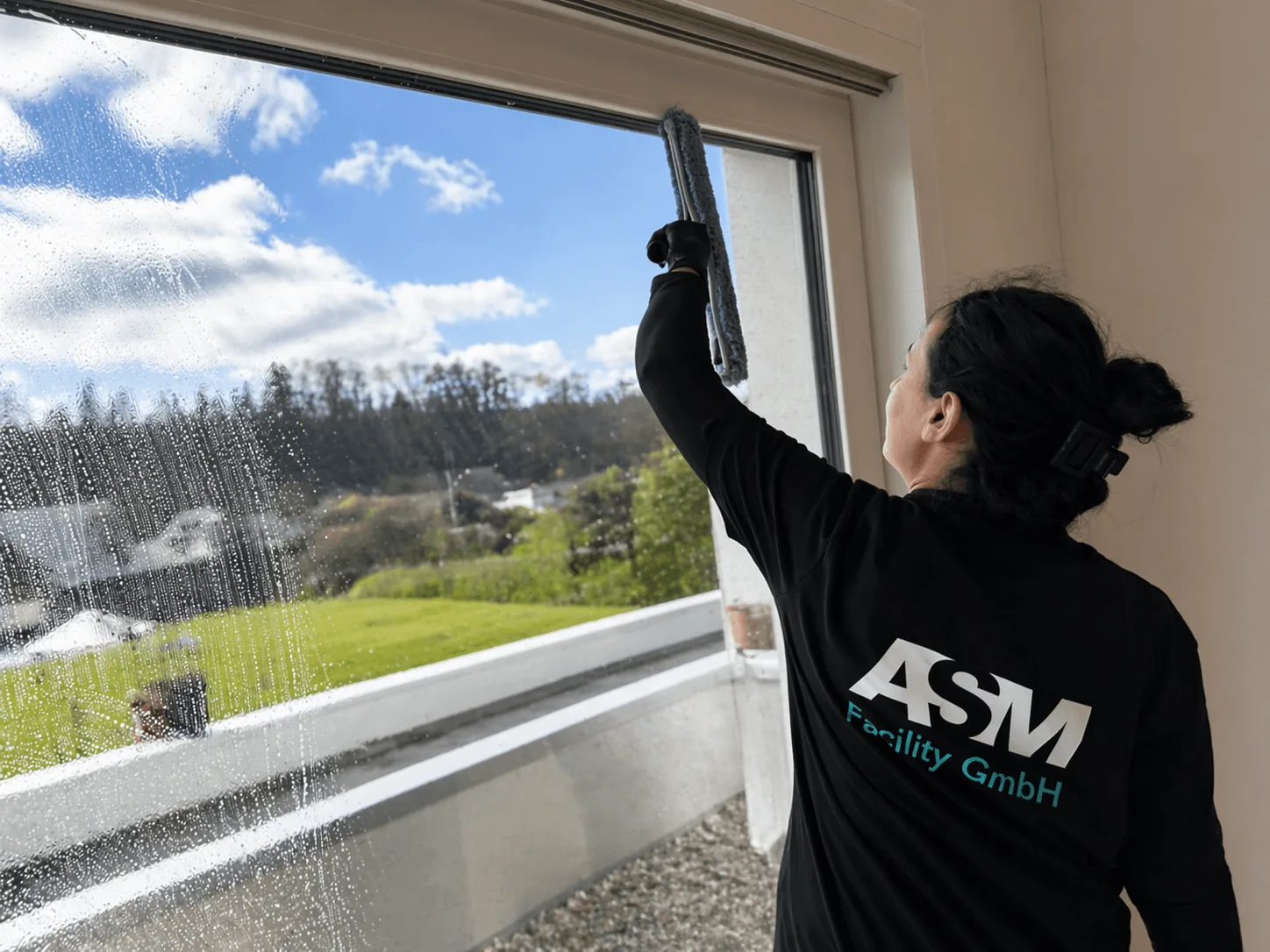 Fensterreinigung im Aargau und in Zürich: gereinigte Fensterfront von innen